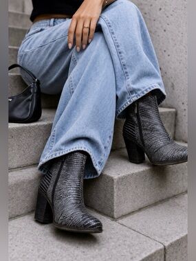 Modern Vintage snakeskin leather ankle booties block heel size 5.5